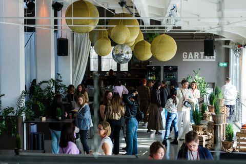 Die Eventhalle im Stufenbau mit Lampions und Discokugel
