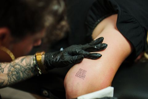 Das SHEboom!-Logo als frisches Tattoo